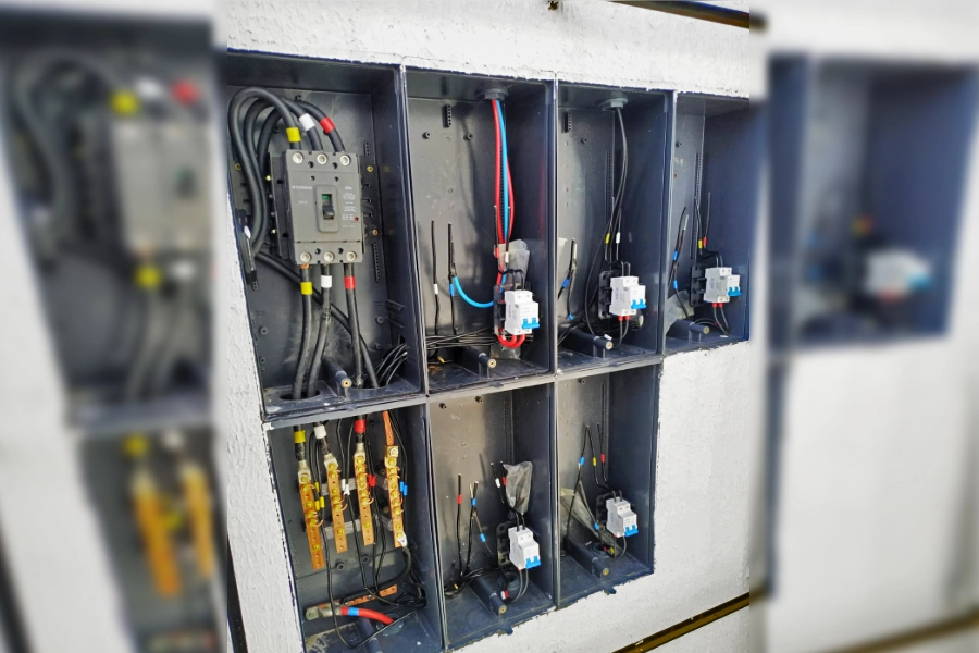 Poste Padrão Copel instalado pela MJR em residência de Curitiba